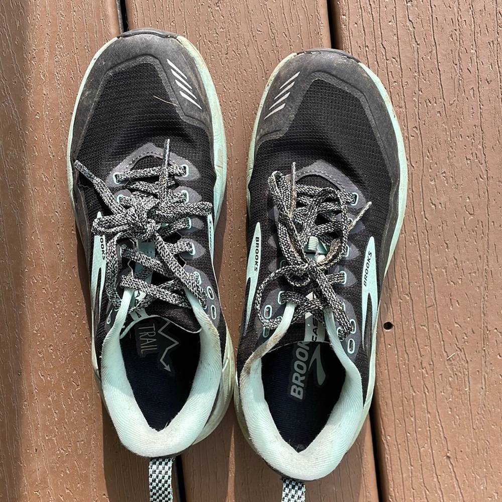 Worn twice Brooks Cascadia 16 trail running sneaker